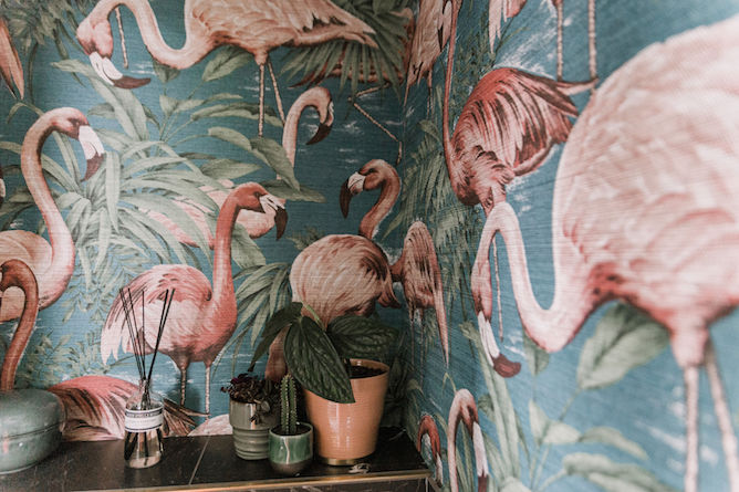 Gewend Volg ons vacht Toilet make-over met het Arte Avalon flamingo behang -
