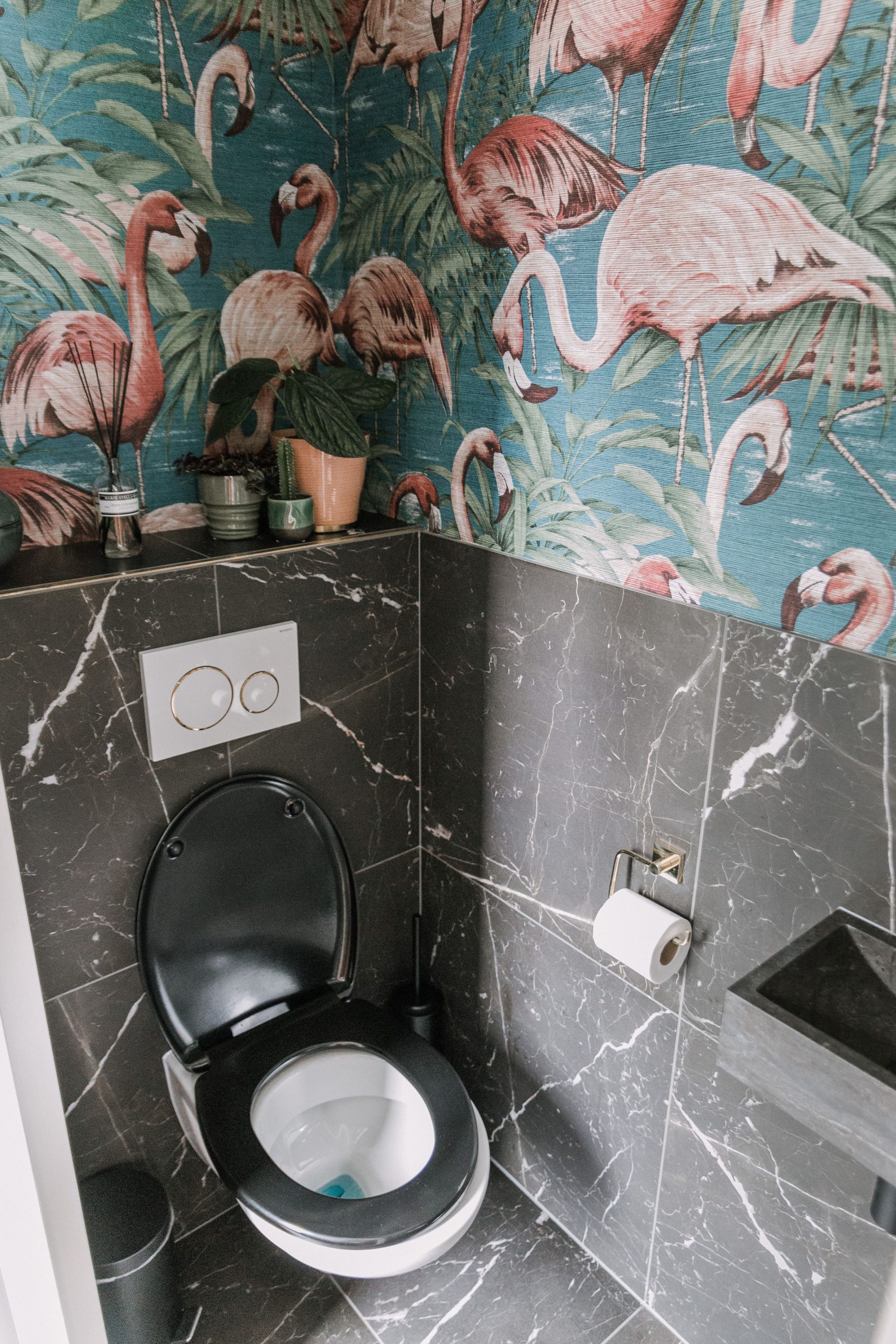 Gewend Volg ons vacht Toilet make-over met het Arte Avalon flamingo behang -