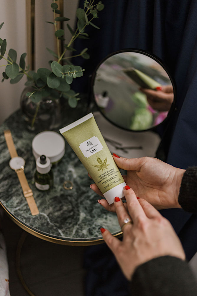 The Body shop CBD Soothing oil-balm cleansing mask